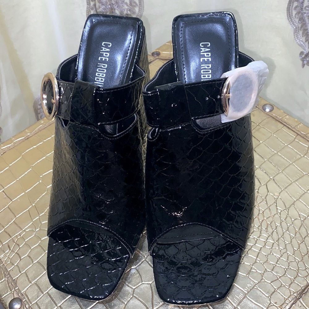 NWB CAPE ROBBIN CHUNK HEEL SANDALS BLACK SCALE PRINT SZ 7 1/2
